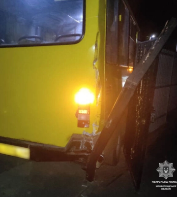 У Кропивницькому маршрутка в’їхала у паркан 