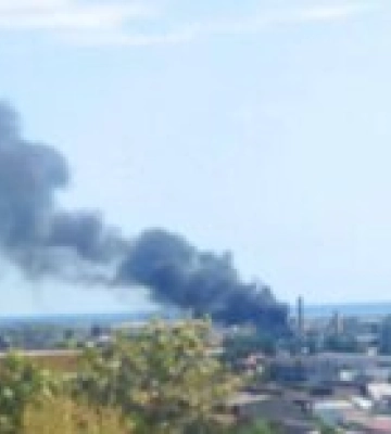 В оккупированном Бердянске горит завод с военной техникой россиян – видео, фото