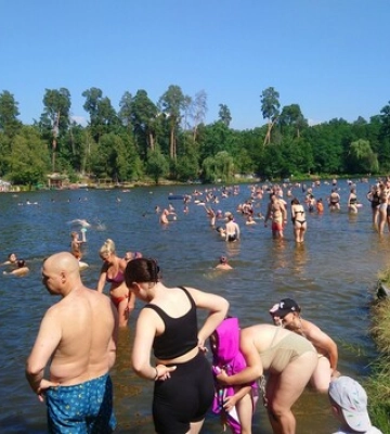 На пляжах Києва зараз краще не купатися: результати перевірки води
