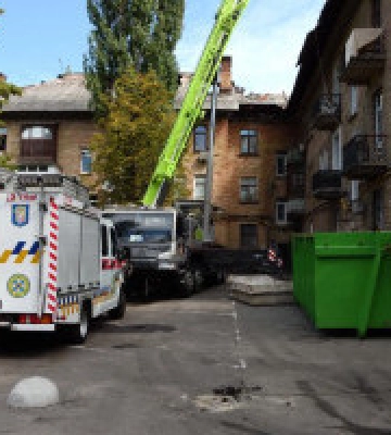 На Печерську рятувальники розбирають аварійні конструкції будинку після масштабної пожежі 
