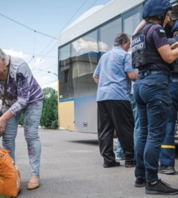 Рятувальники евакуювали із зони активних бойових дій жительку Авдіївки