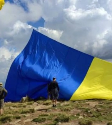 Найбільший прапор України повітряним змієм на вершині Говерли до Дня Незалежності України підняли вчителі Маріуполя