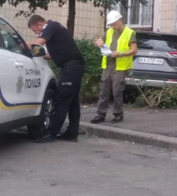 У Києві на Троєщині легковик протаранив стіну багатоповерхівки. Фото