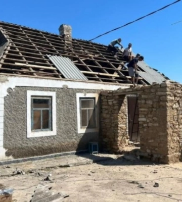 Проєкт «Пліч-о-пліч»: як жителі Рівненщини відновлюють будинки на Херсонщині (ВІДЕО)