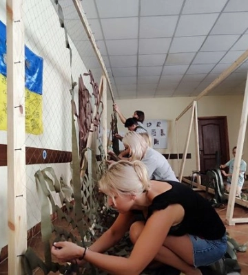 У селі поблизу Луцька волонтери плетуть маскувальні сітки для танкістів