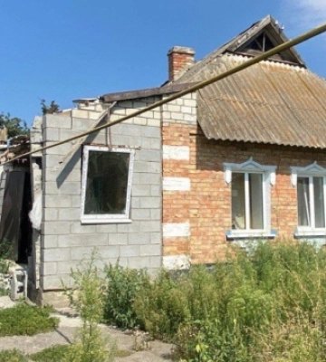 Війська РФ випустили пів десятка снарядів по громаді Нікопольщині: зачепило приватний будинок