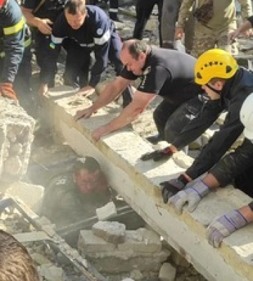 Фото дня: в Кривому Розі дістають з-під завалів вцілілого поліцейського