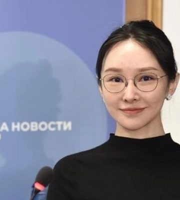 Ван Фан: китайская оперная певица спела «Катюшу» в Мариуполе. МИД Украины раскритиковал ее