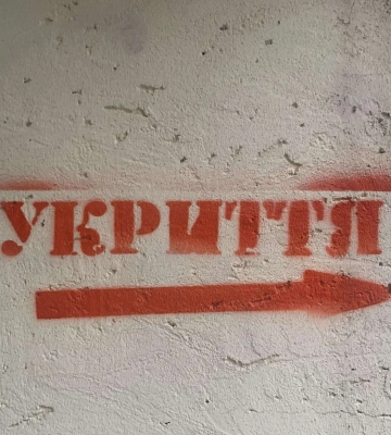 Сморід, вандали і рейдери: у Дніпрі мешканці борються за укриття в будинку
