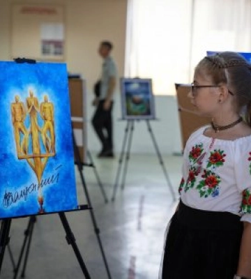 У Миколаєві юний художник Космо-Макс представив виставку своїх картин