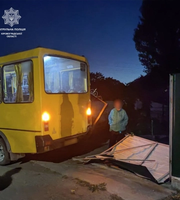 У Кропивницькому маршрутка в’їхала у паркан 