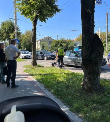 Біля парку у Луцьку «ауді» збило велосипедиста