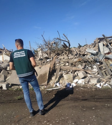 Екоінспектори обстежили місце влучання ворожої ракети по житловому кварталу в Сумах