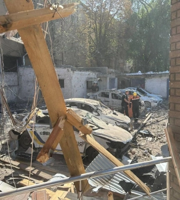 Росія атакувала Кривий Ріг: ракета влучила в адмінбудівлю, є жертва
