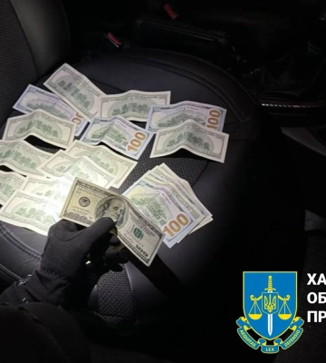 У Харкові затримали посадовця, який вимагав у підприємця 3 тисячі доларів за дозвіл на розміщення кіосків