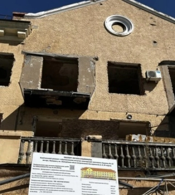 У Запоріжжі відновлюють будинок, в який рік тому влучила ворожа ракета