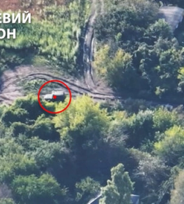 Пограничники FPV-дронами уничтожили 2 автомобиля оккупантов на Купянском направлении. ВИДЕО