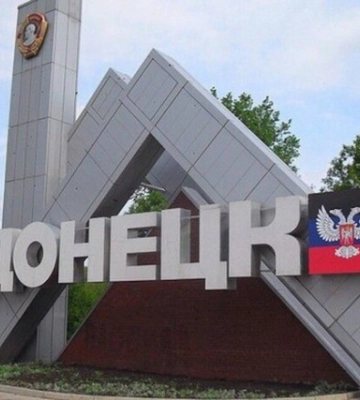 Во временно оккупированном Донецке на воздушных шариках летает флаг Украины