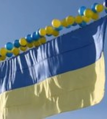 &quot;Смотри, что делается&quot;. Над Донецком летает огромный флаг Украины – видео