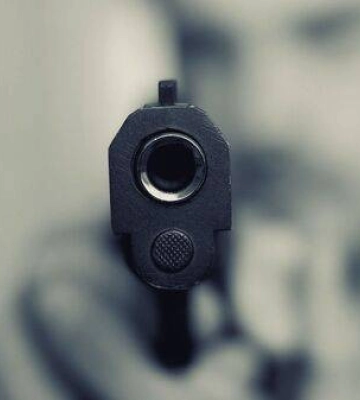 У Миколаєві чоловік біля кафе вистрілив в голову двом перехожим