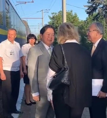 Голова МЗС Японії прибув до України