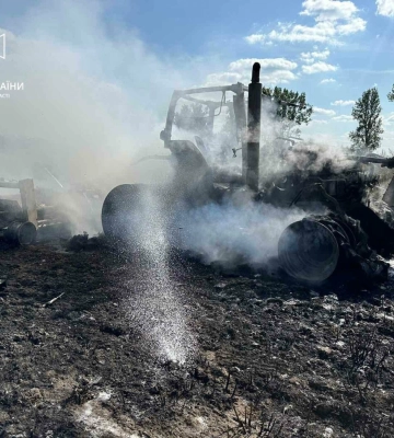 На Львівщині посеред поля згорів трактор з косаркою, - ФОТО