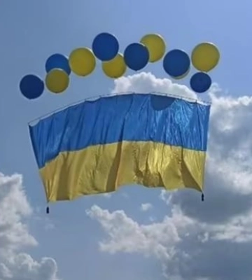 В небі над Донецьком замайорів прапор України, який запустили захисники