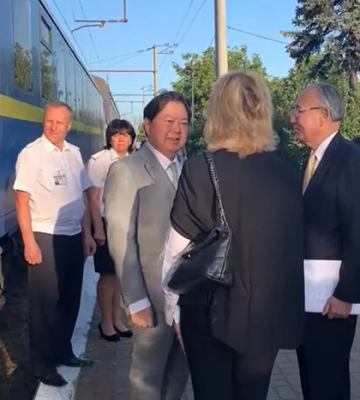 Голова МЗС Японії прибув до України