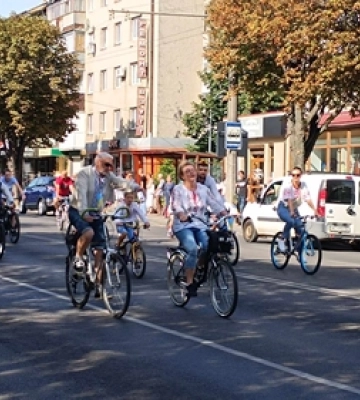 З байкерами і поліцією: у Луцьку – велопробіг у вишиванках (фото, відео)