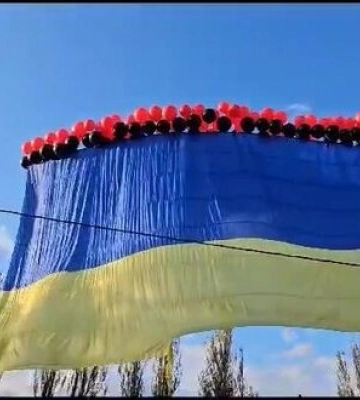 В небе над временно оккупированным Донецком запустили украинский флаг. ВИДЕО