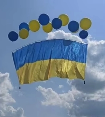 В небе над Донецком взвился огромный флаг Украины: подробности