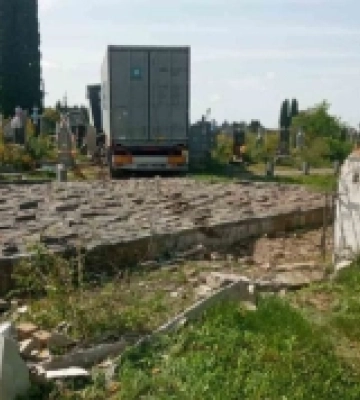 На виїзді з Володимира вантажівка злетіла з траси та в'їхала у кладовище
