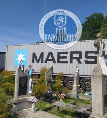 Не впорався з керуванням: на Волині водій фури заїхав на територію кладовища