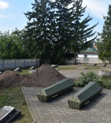 Могилу радянських воїнів та тувинських добровольців з центра Дубна забрали (ФОТО)