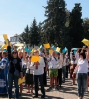 У Луцьку люди у вишиванках створили велетенську карту України