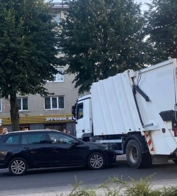 У центрі Луцька «поцілувались» легковик та сміттєвоз: утворився величезний затор 