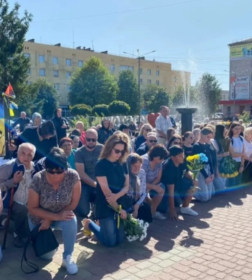Десятки людей стояли на колінах: Костопіль попрощався зі старшим розвідником (ФОТО)