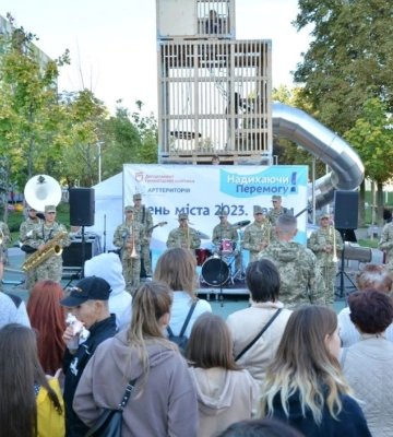 Аквагрим, конкурси та анімаційні шоу: як у Дніпрі в сквері Слобожанський відзначили День міста
