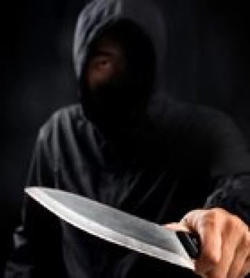 Мужчина с ножом напал на двоих детей в Киеве, его разыскивают