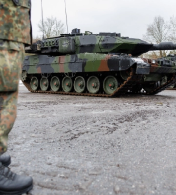 Leopard 2 эффектно уничтожил российский танк, а другой заставил сбежать: обнародовано видео