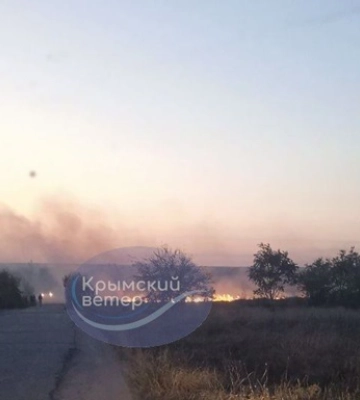 В Крыму сообщают о двух взрывах и прилете