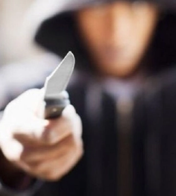 У Києві чоловік з ножем напав на двох дітей: є постраждалий