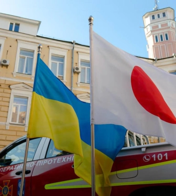 Українські рятувальники отримали від Японії 24 вантажівки з маніпуляторами для розмінування