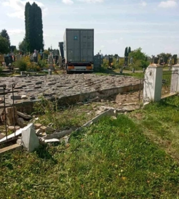 На Волині вантажівка в’їхала на кладовище і пошкодила могили