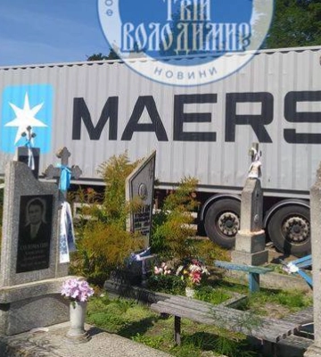 На Волині вантажівка в’їхала на кладовище і пошкодила могили