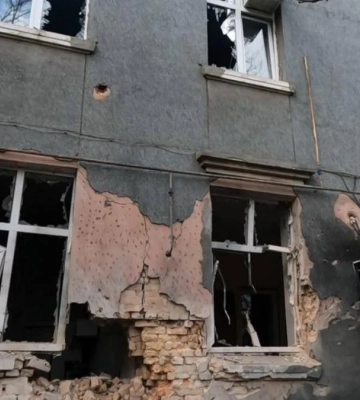 Війська РФ обстріляли центр Херсона - пошкодженний заклад освіти і будинок