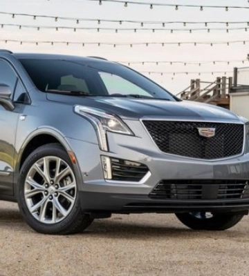 У Львові підліток за кермом кросовера Cadillac в’їхав у припарковане авто