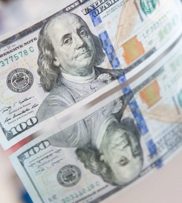 В Киеве мужчина продавал поддельные доллары по низкому курсу: разоблачили схему