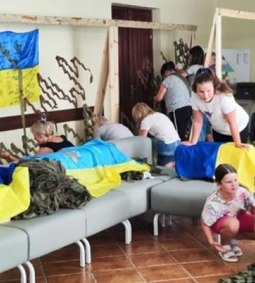 Плетуть і діти і дорослі: у селі під Луцьком роблять маскувальні сітки для танкістів (фото, відео)