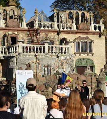 Біля луцького «Будинку з химерами» влаштували творчий вечір. Фото